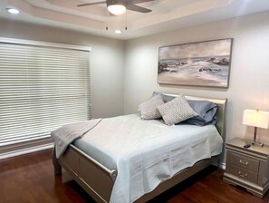 3 bedrooms, iron/ironing board, WiFi, bed sheets - Charming 4beds/2bath Entire Home (Eagle Pass)