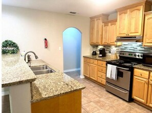 Fridge, microwave, oven, stovetop - Charming 4beds/2bath Entire Home (Eagle Pass)