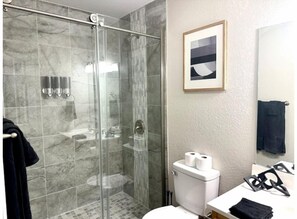 Secadora de cabello, toallas, jabón, papel de baño 