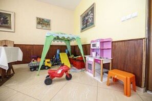 Área de juegos infantiles techada