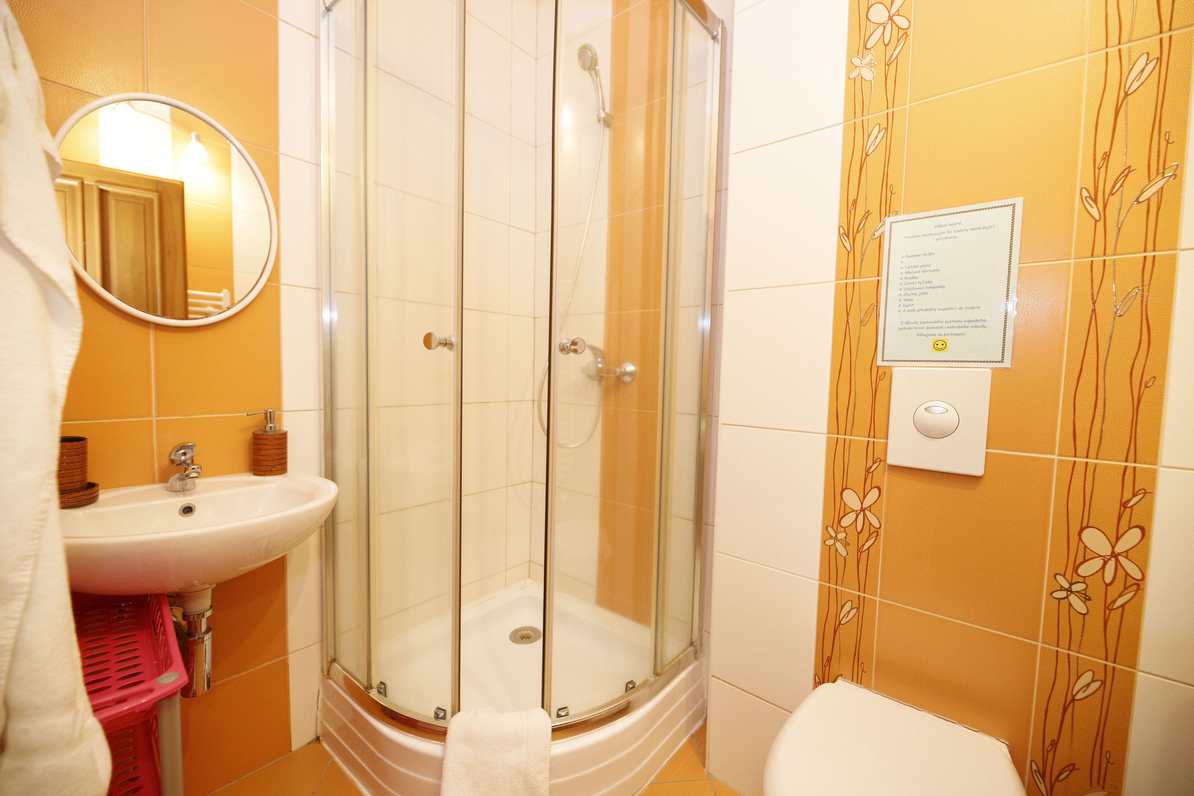 Dusche, kostenlose Toilettenartikel, Handtücher, Seife