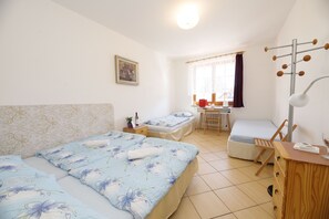 مكتب وواي فاي مجانًا وملاءات أسرّة