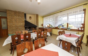 تقديم الغداء والعشاء، الأطباق الإقليمية