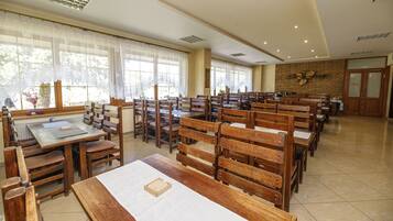 Déjeuner et dîner servis sur place, spécialités Cuisine régionale