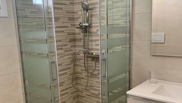 Douche, sĂšche-cheveux, bidet, serviettes fournies