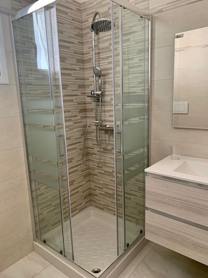 Shower, hair dryer, bidet, towels - Cozy and modern apartment in quiet location (San Vito dei Normanni)