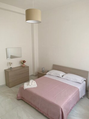 2 عدّة غرف نوم ومكواة/لوح كي وواي فاي وملاءات أسرّة