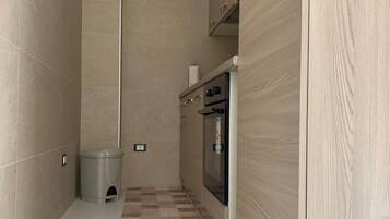 Réfrigérateur, four, plaque de cuisson, grille-pain