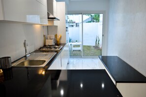 Kühlschrank, Mikrowelle, Ofen, Herdplatte