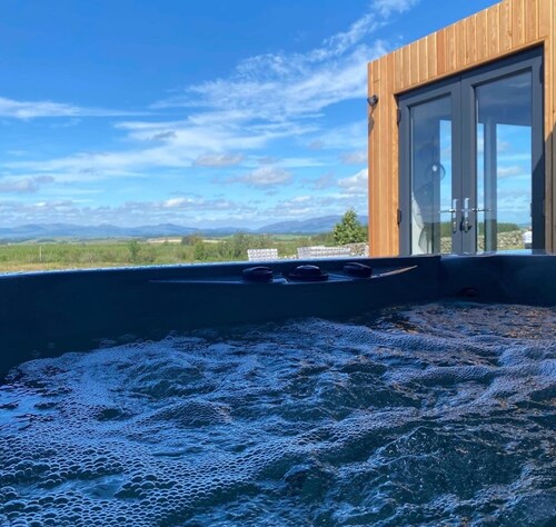 Heavenly 1 bed Converted Shipping Container With hot tub