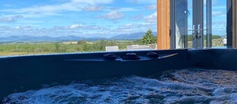 Heavenly 1 bed Converted Shipping Container With hot tub