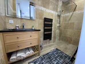 Dusche, Haartrockner, Handtücher, Seife