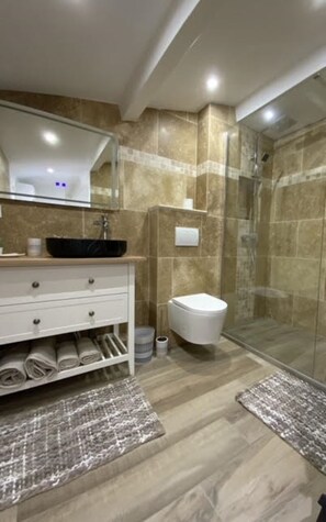 Shower, hair dryer, towels, soap - Villa de Charme (Villeneuve-Loubet)