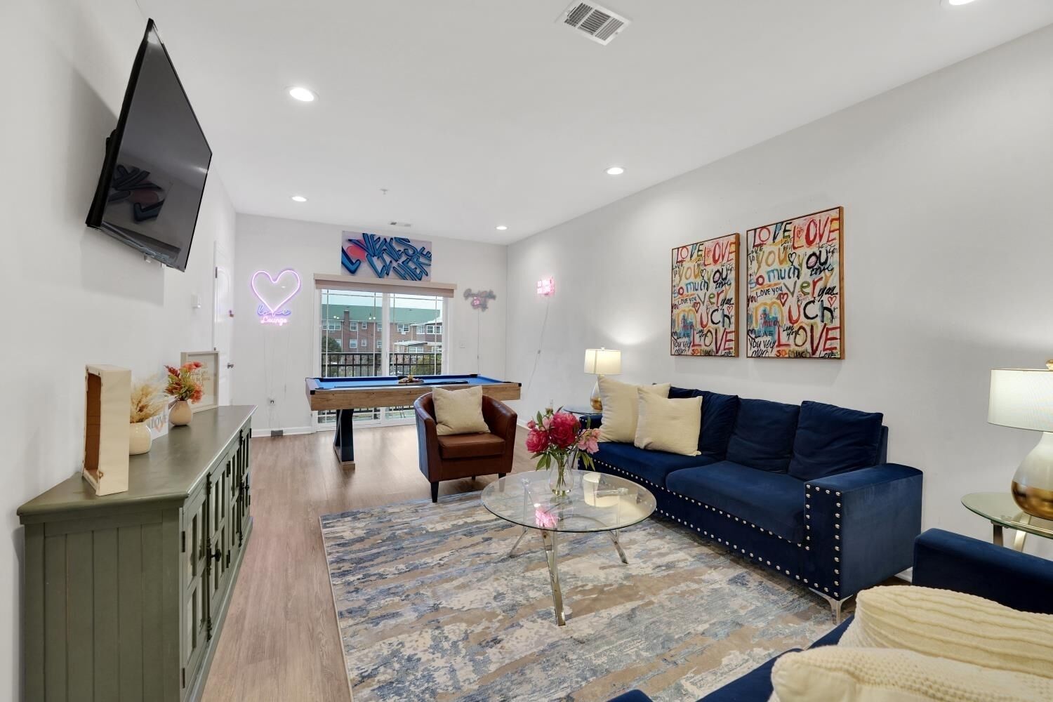 Love Lounge Condo with King bed & Balcony  