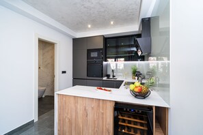 Kühlschrank, Mikrowelle, Ofen, Herdplatte