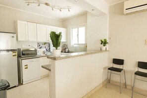 Een koelkast, een kookplaat, een vaatwasser