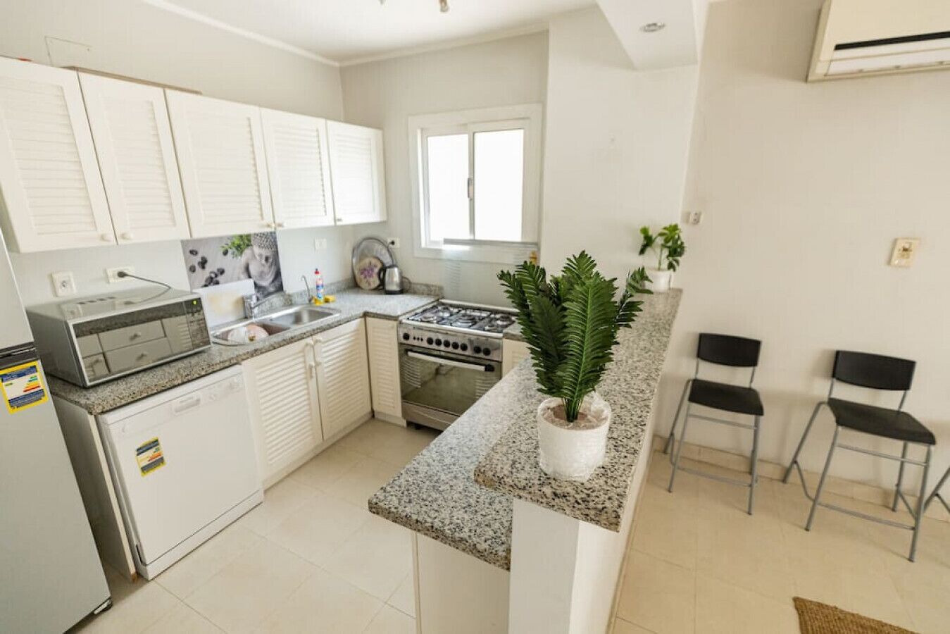 Fridge, stovetop, dishwasher