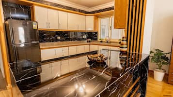 Een koelkast, een microgolfoven, een oven, een kookplaat