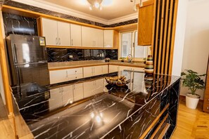 冷蔵庫、電子レンジ、オーブン、コンロ