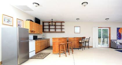 Comfy Country Cabin + Event Space w/ Fire Pit & Lake Access