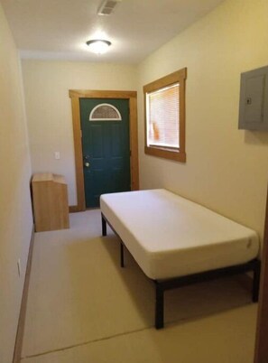 1 bedroom, desk, bed sheets