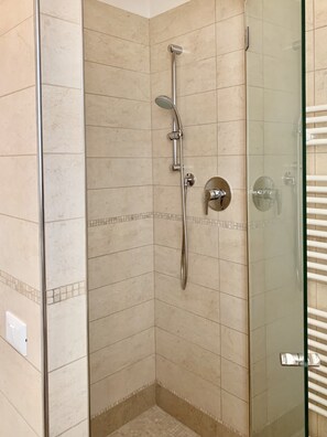 Douche, sèche-cheveux, bidet, serviettes fournies