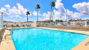 Een binnenzwembad en een buitenzwembad