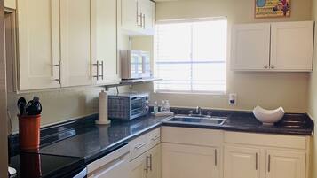 Een koelkast, een microgolfoven, een oven, een kookplaat