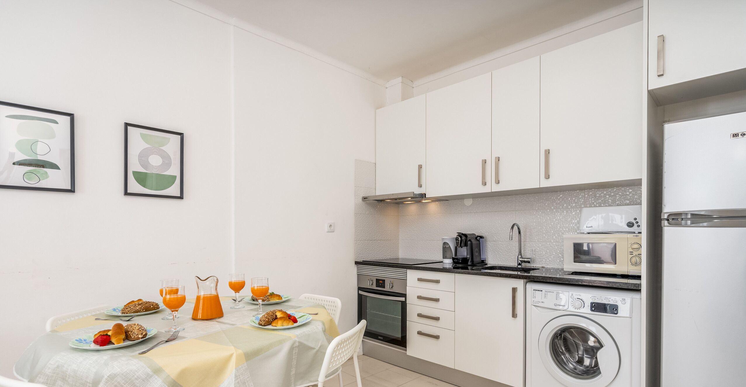 Jääkaappi, mikroaaltouuni, uuni, liesi