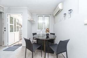 Comfort-Apartment | Essbereich im Zimmer