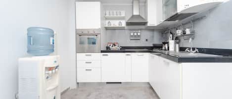 Appartamento Comfort | Cucina privata | Frigorifero, forno, piano cottura, bollitore elettrico