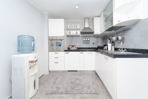 Refrigerador, horno, placa de cocina, tetera/pava eléctrica