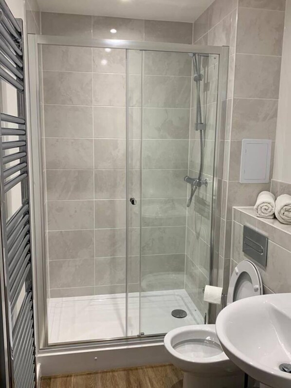 Appartement, Plusieurs lits | Salle de bain | Douche, baignoire profonde, serviettes fournies