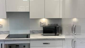 Apartment, Multiple Beds | Private kitchen | Fridge, microwave, oven, stovetop