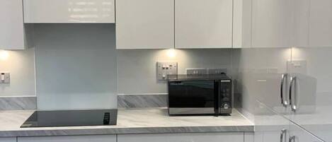 Apartamento, varias camas | Cocina privada | Frigorífico, microondas, horno y placa de cocina