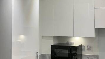 Departamento, 1 cama King size y sofá cama | Cocina privada | Refrigerador, microondas, horno y parrilla de estufa