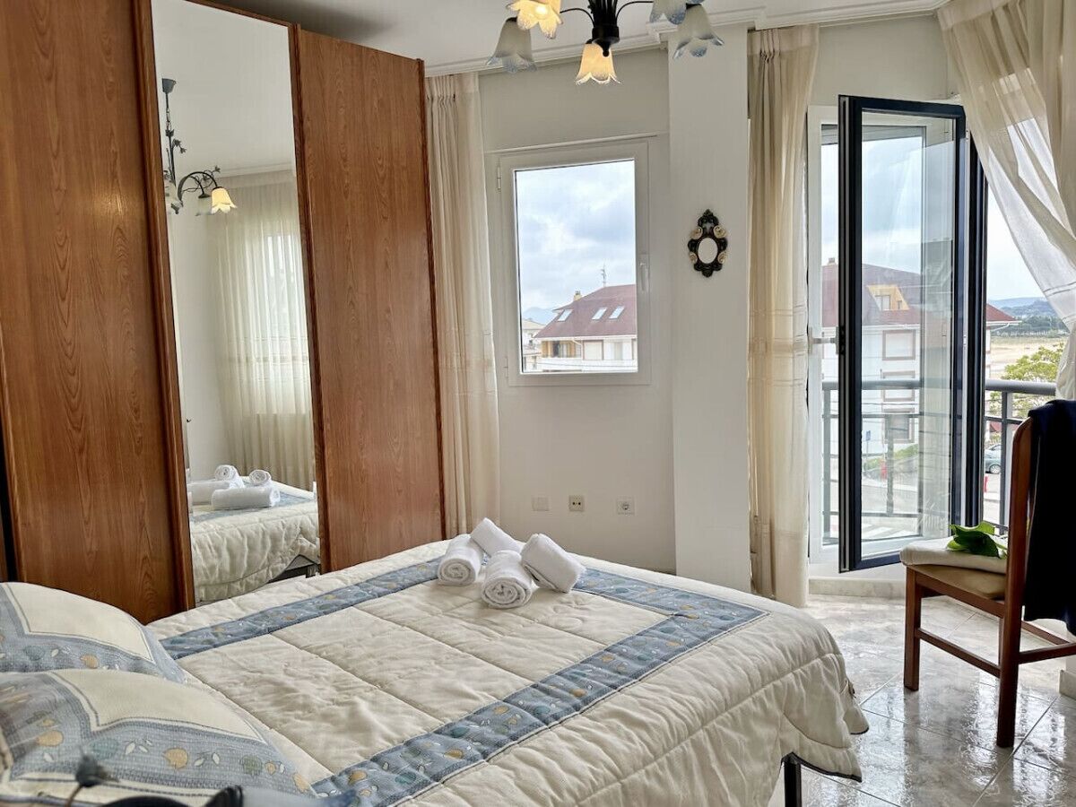 3 habitaciones, tabla de planchar con plancha y ropa de cama 