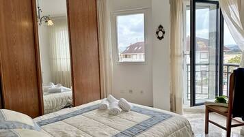 3 habitaciones, tabla de planchar con plancha y ropa de cama