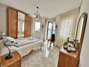 3 chambres, fer et planche à repasser, literie fournie