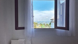 A room with a window, a bed, and a small table. - Casa Rural Con Jardín Y Barbacoa - A Babor 20805 (Cantabria)
