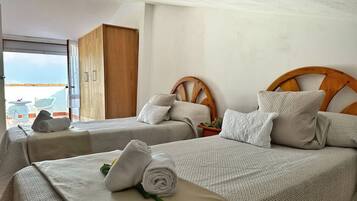 3 slaapkamers, een strijkplank/strijkijzer, beddengoed