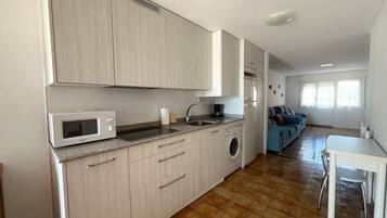 Een koelkast, een magnetron, een oven, een kookplaat