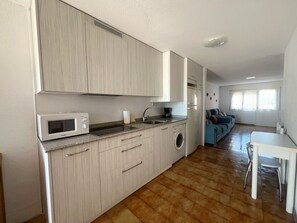 冰箱、微波炉、烤箱、炉灶