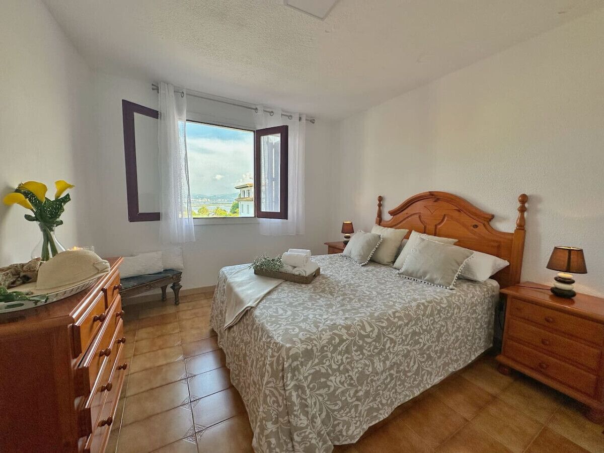 3 dormitorios, tabla de planchar con plancha, ropa de cama