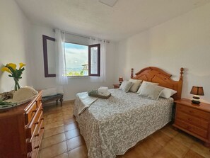 3 bedrooms, iron/ironing board, bed sheets