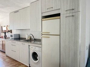 ثلاجة، ميكروويف، فرن، موقد طهي مسطح