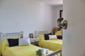 3 عدّة غرف نوم ومكواة/لوح كي وملاءات أسرّة