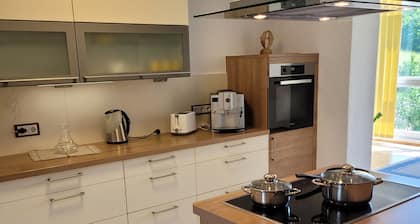 Große gemütliche Ferienwohnung für 2 Personen im 1.OG mit Blick ins Grüne .