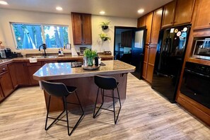 Fridge, microwave, oven, stovetop - Moody Country Farmhouse (Albany)
