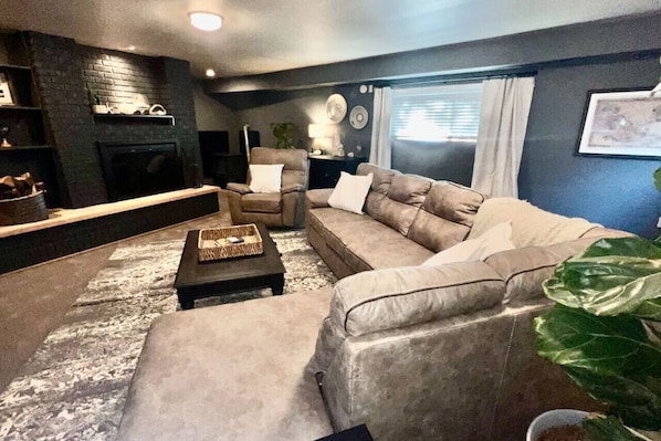 智能电视、壁炉、书、打印机